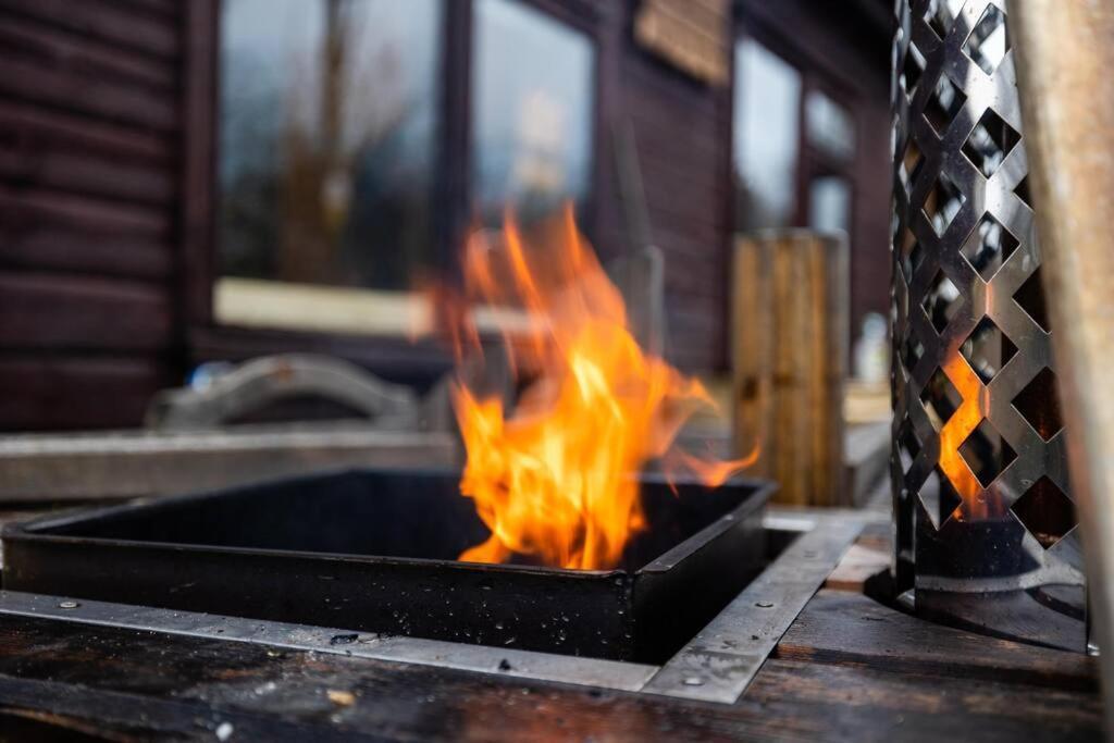 Hambleton The Woodland Lodge - Wood Fired Hot Tub And Firepit מראה חיצוני תמונה