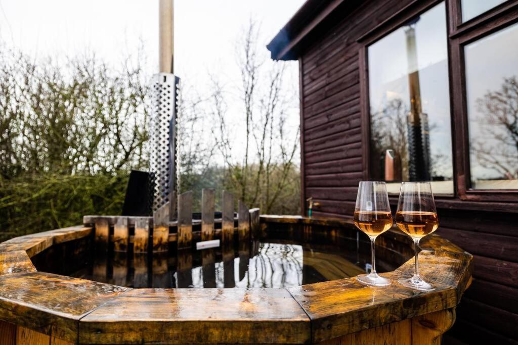 Hambleton The Woodland Lodge - Wood Fired Hot Tub And Firepit מראה חיצוני תמונה